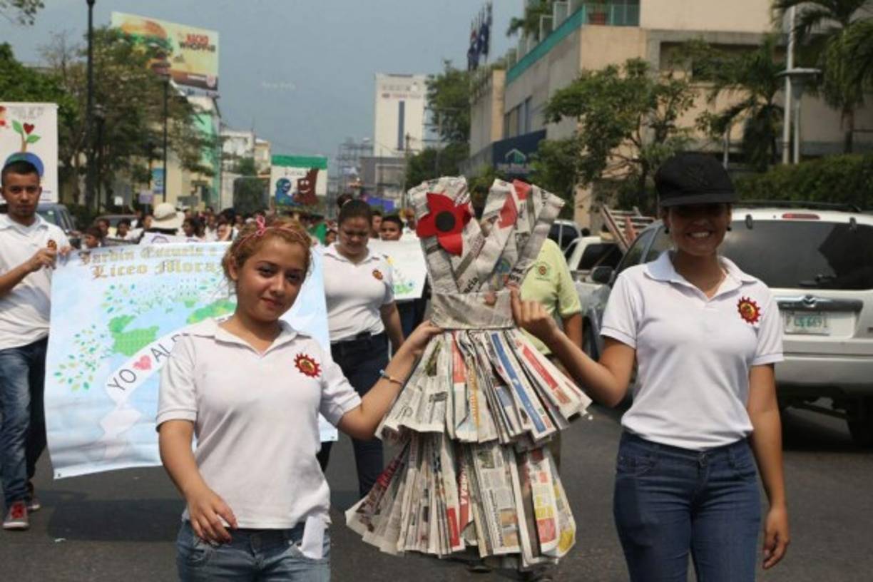 Los jóvenes en el desfile han llamado a reciclar para cuidar el planeta.
