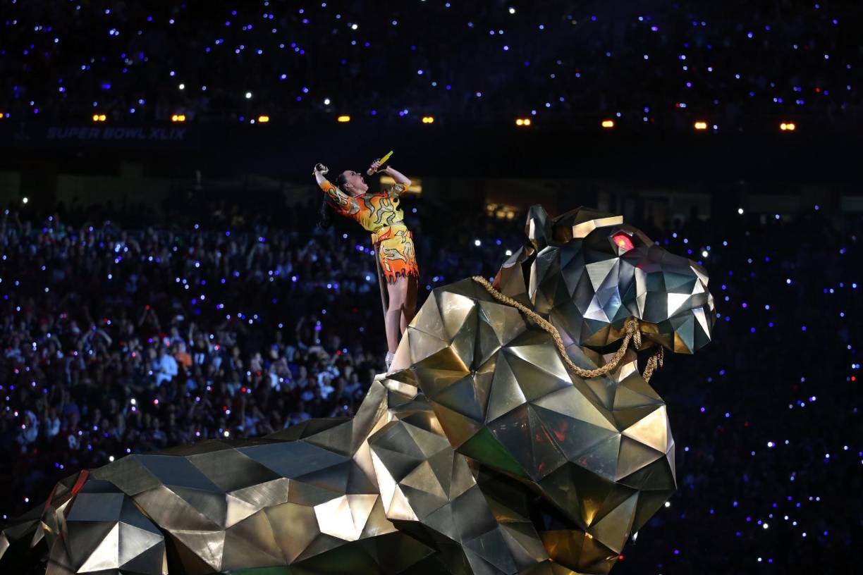 Su actuación sigue siendo una de las más recordadas por la majestuosidad del montaje, coreografía y artistas que la acompañaron en el escenario, entre ellos Lenny Kravitz y Missy Elliott .