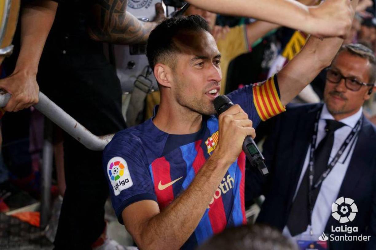 Sergio Busquets se metió entre los aficionados para celebrar el título de la Liga Española.