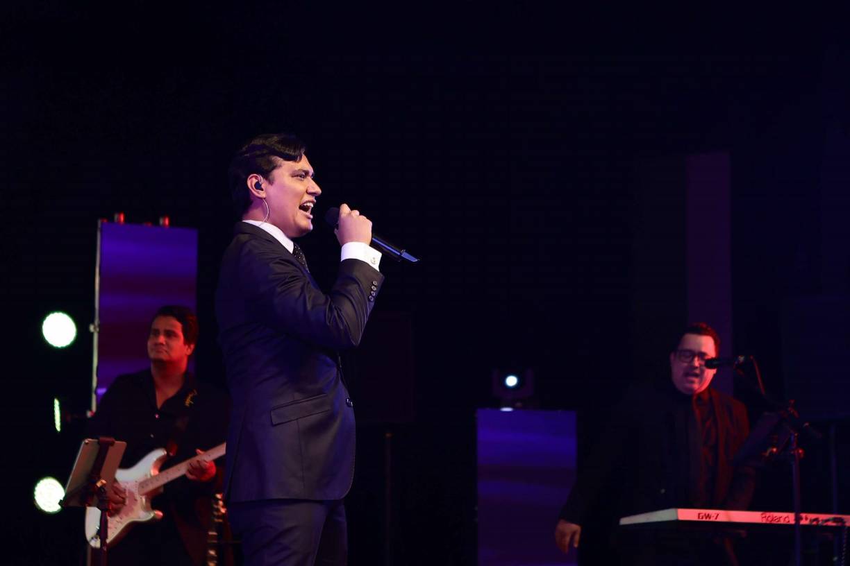 ”La Voz romántica de Honduras” fue acompañado por más de diez músicos hondureños, quienes resaltan por su amor y pasión por el arte. 