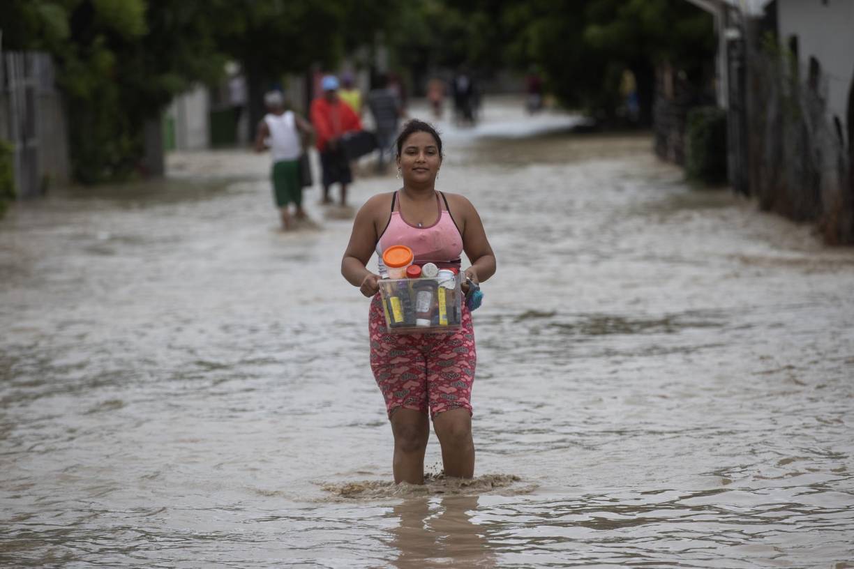 A finales de agosto, el paso de la tormenta Franklin por <b>República</b> <b>Dominicana</b> dejó dos muertos y un desaparecido, y obligó a desalojar a unas 3,000 personas de áreas en condiciones peligrosas.