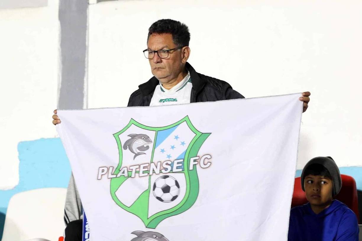 Un aficionado asistió al Nacional con una bandera del Platense, el club donde debutó ‘Rambo‘ de León en la Liga Nacional en 1996.