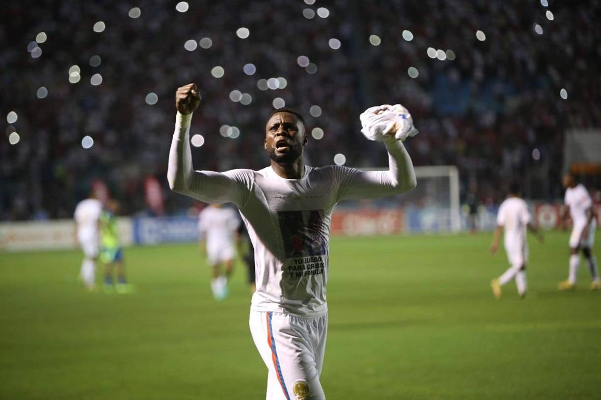 Yustin Arboleda tenía una camiseta abajo de su uniforme y la mostró en la celebración de su gol.