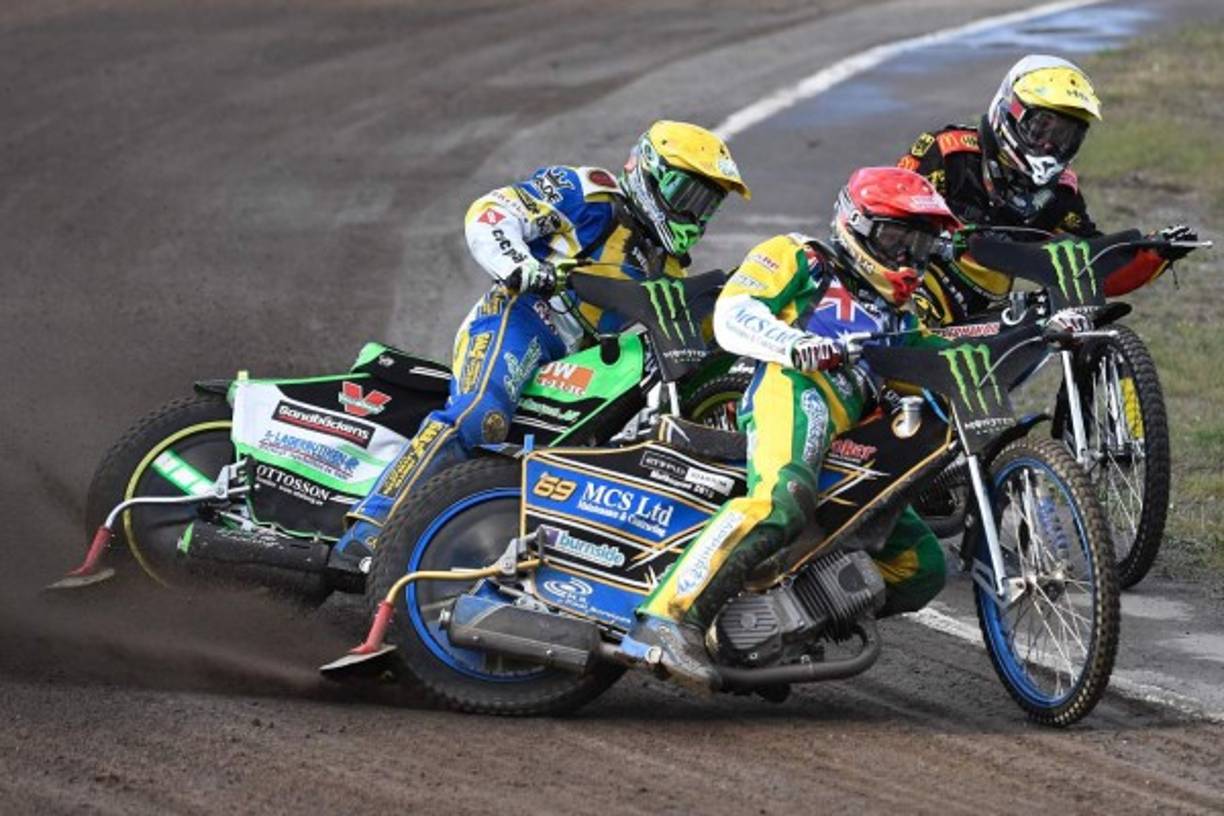 MOTOCICLISMO. Speedway. De izquierda a derecha, los motociclistas Peter Ljung, de Suecia; Jason Doyle, de Australia, y Kevin Wolbert, de Alemania, compiten durante el Campeonato Mundial Speedway por equipo, evento que tuvo lugar en el Stena Arena en Vastervik, Suecia, el martes anterior.