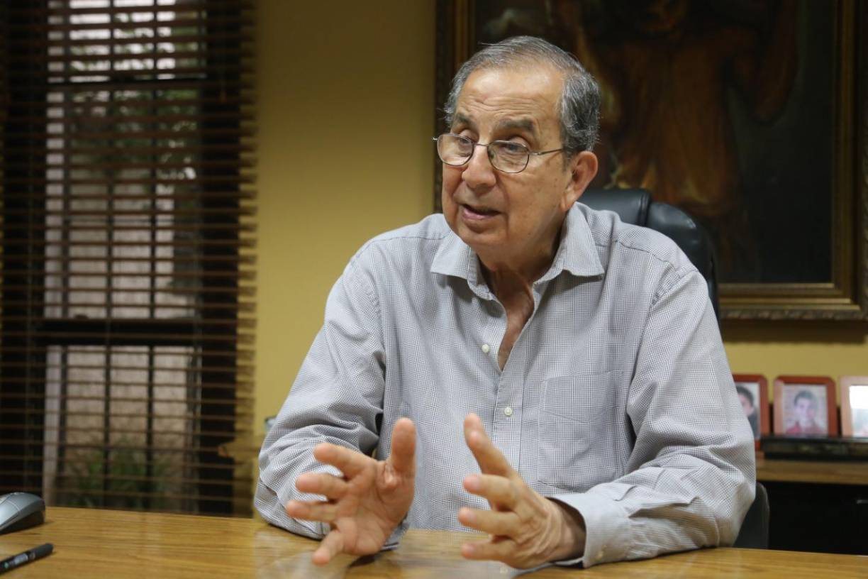 Don Chico consideraba que para triunfar era necesario ser persistente en el trabajo, prever que habrá tiempos difíciles y saber sobreponerse. Para él, la puntualidad era su norma de vida. Por eso el telón de sus obras se abren a las 8:00 pm “haya uno o mil espectadores”. 