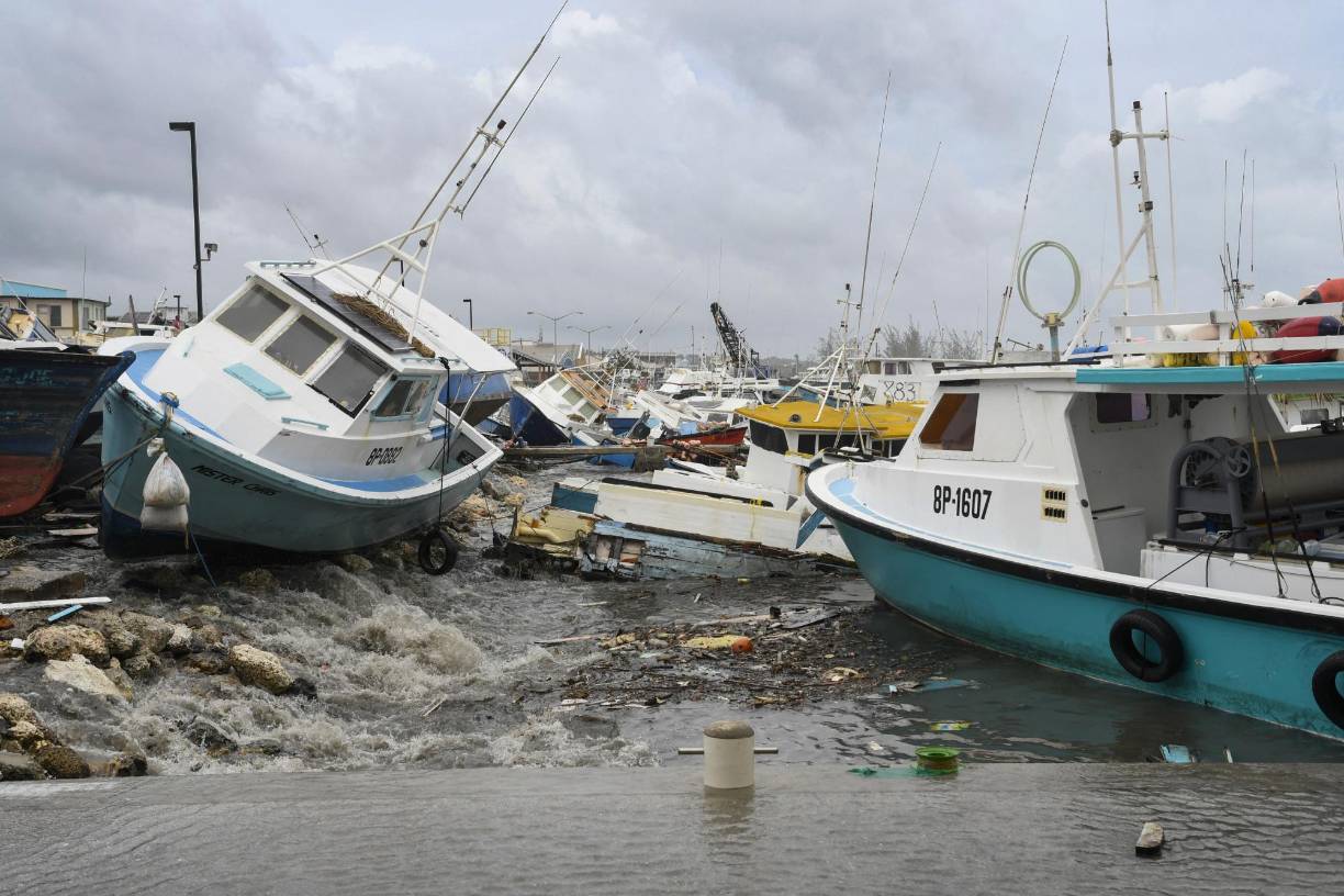 El devastador huracán Beryl destruyó varias embarcaciones, infraestructura portuaria y carreteras en Barbados, mientras que Jamaica ya se prepara para recibir el impacto del primer ciclón de la temporada en el Atlántico.