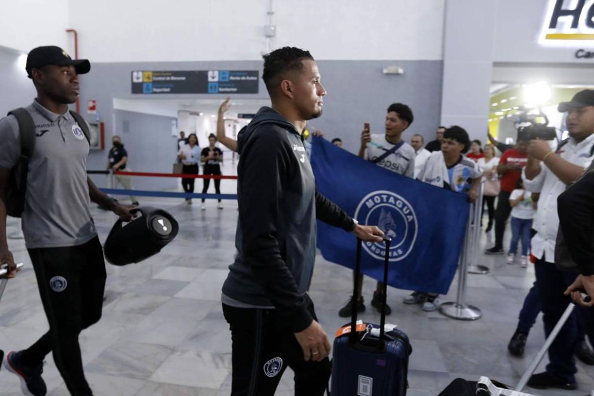 Aficionados del Motagua recibieron con banderas al plantel de jugadores.