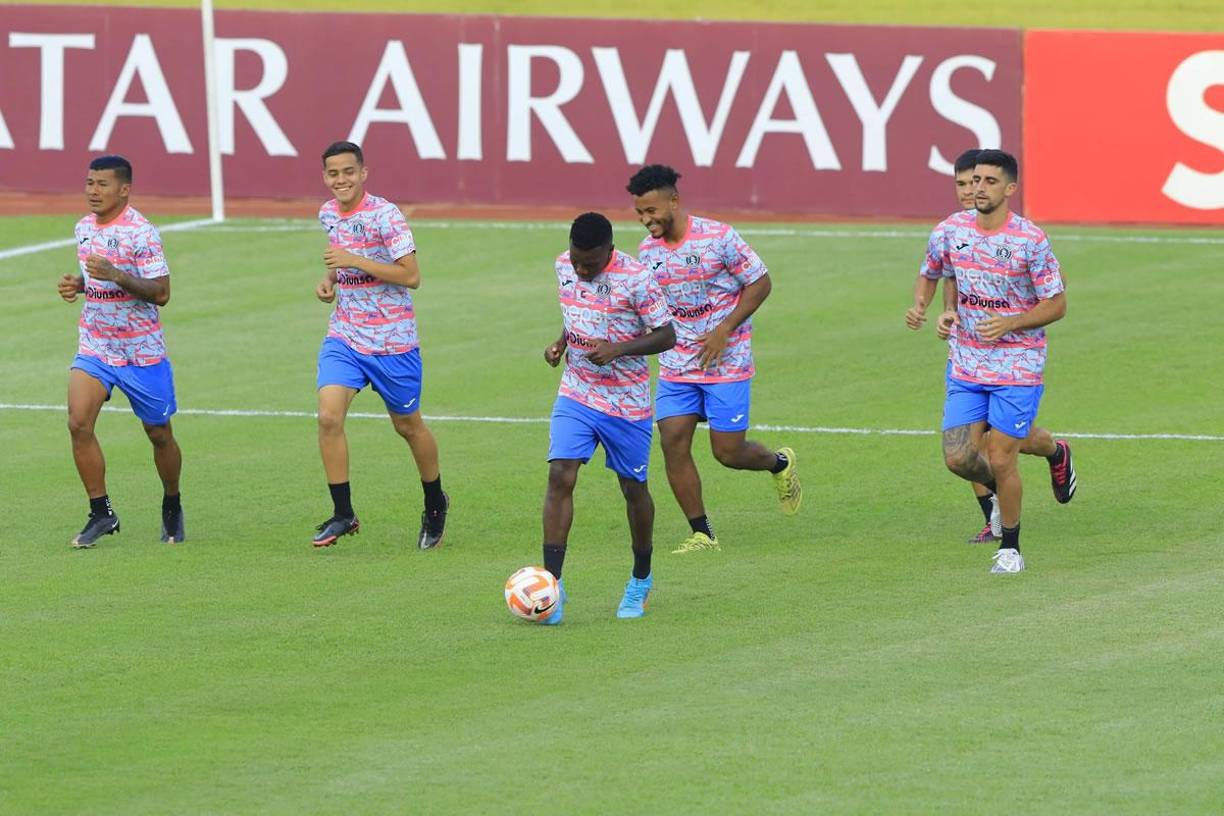 Otros jugadores optaron por trotar con el balón en los pies.