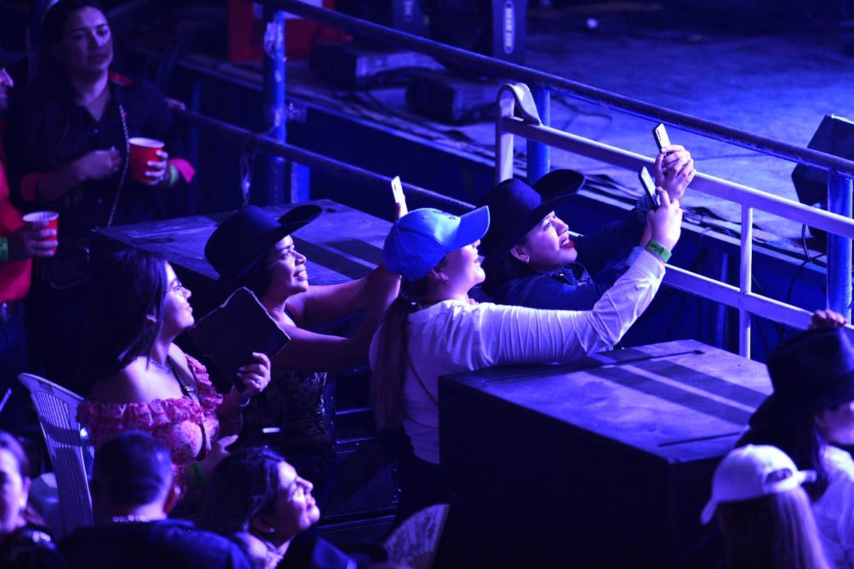 Sampedranos cantan y bailan al ritmo de El Trono de México