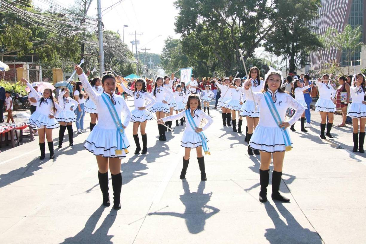 Estudiantes del nivel primario escolar salieron a desfilar este domingo 8 de septiembre de 2024 en diversas ciudades de Honduras. 