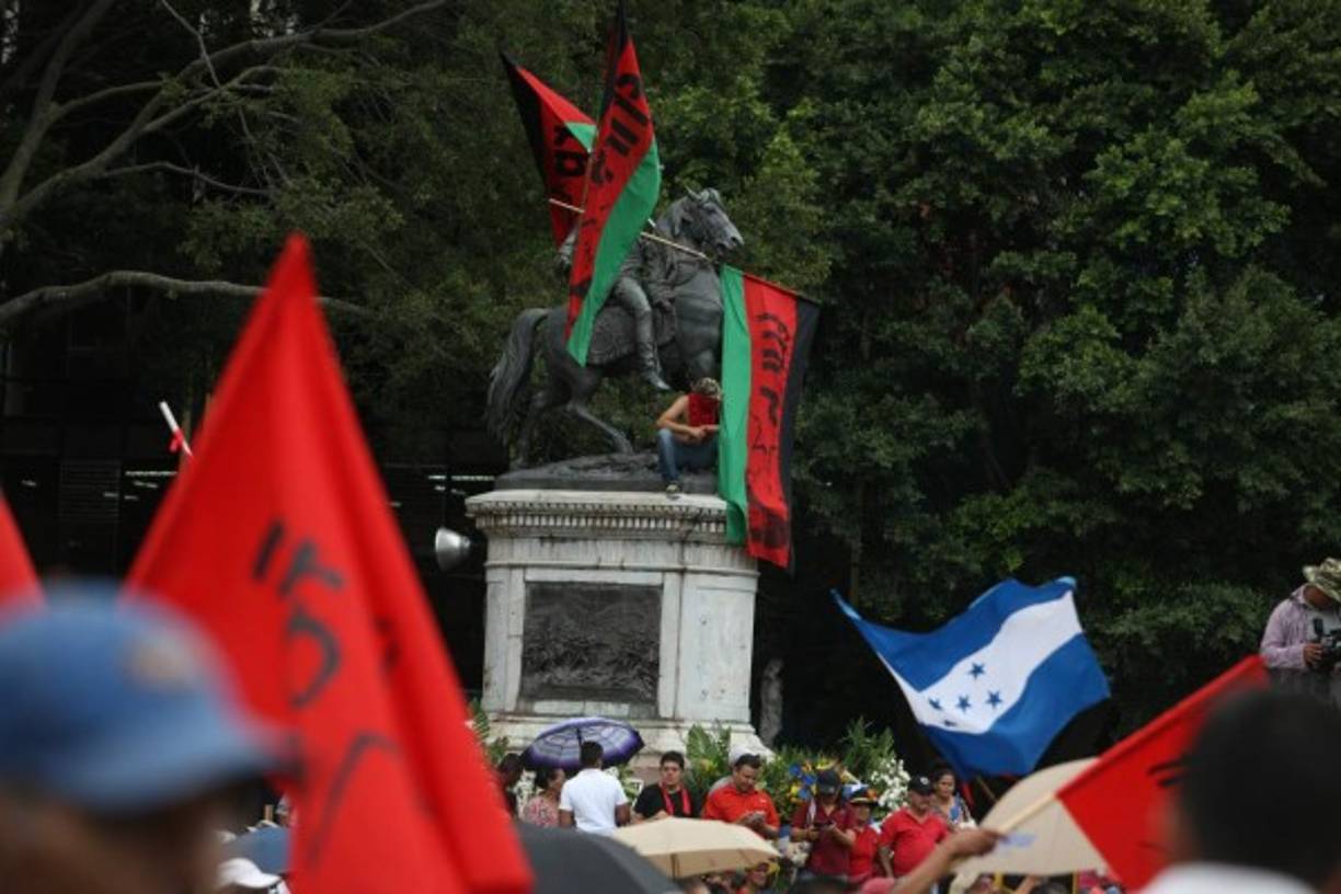 En la estatua del prócer hondureño, Francisco Morazán la cubrieron de banderas de Libre.