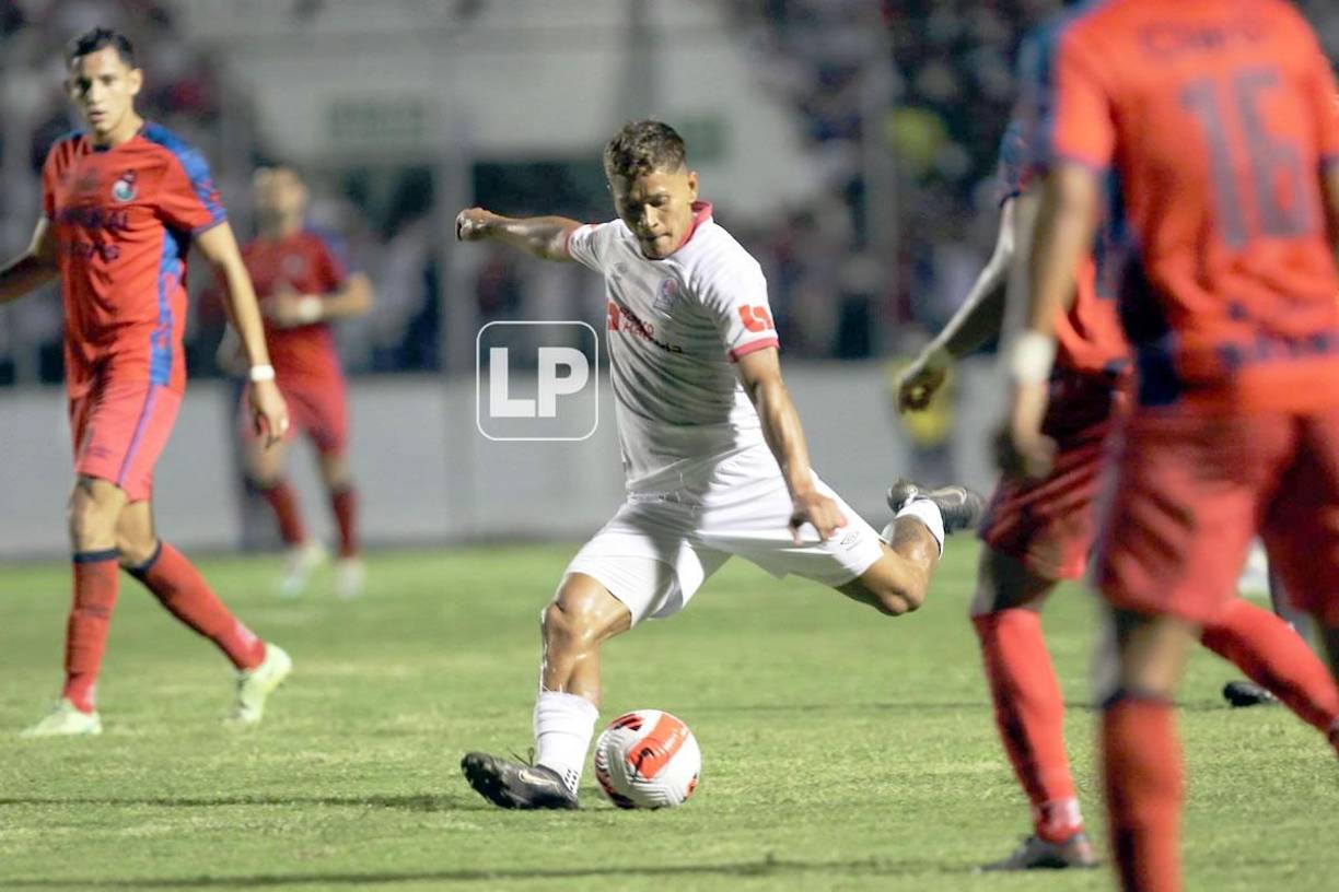 Brayan Moya disparando de zurda a la portería del Municipal de Guatemala.
