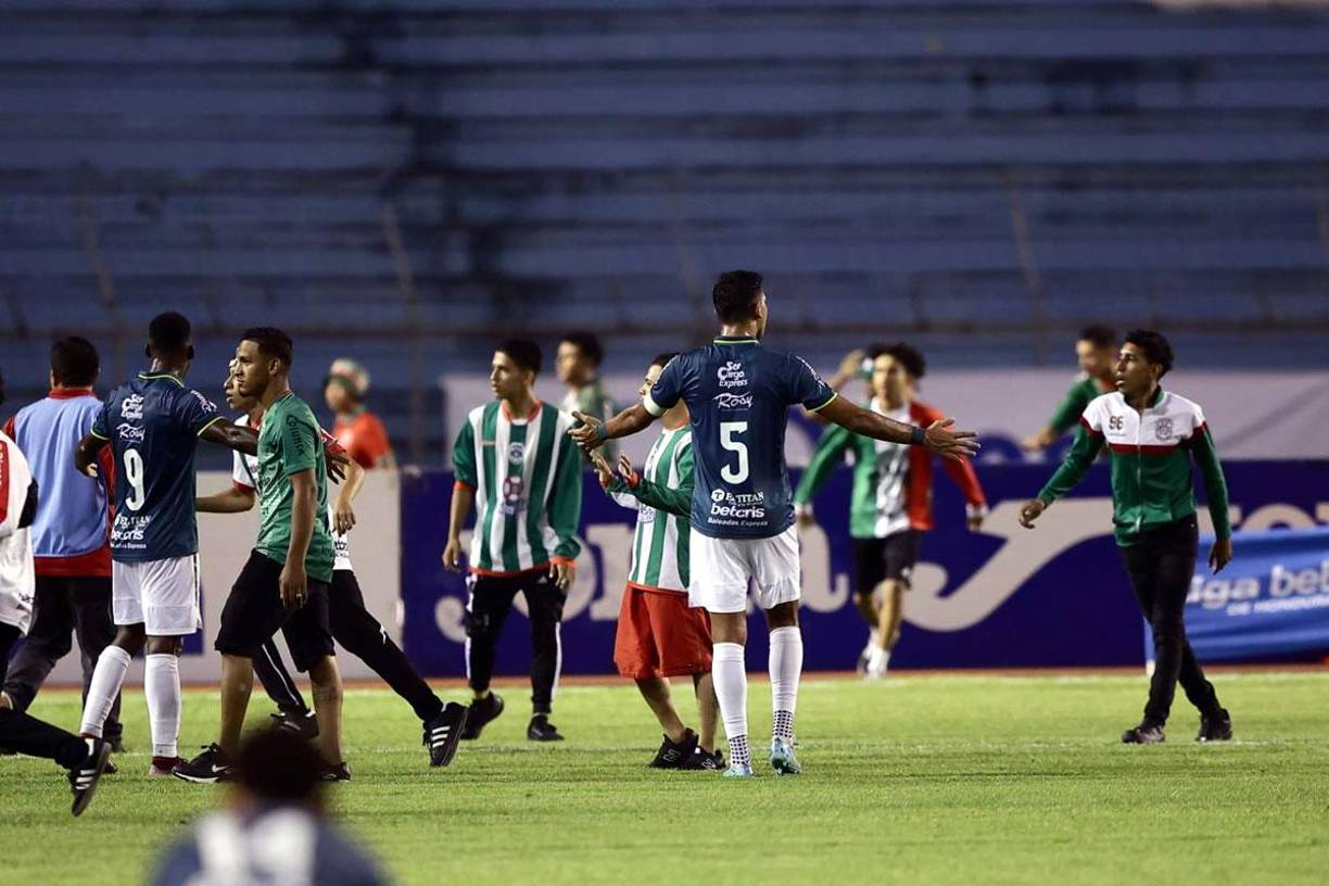 Algunos jugadores de Marathón se arriesgaron tratando de controlar a los aficionados.