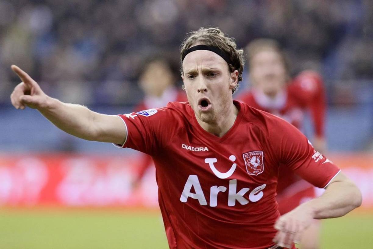 Ronnie Stam celebró un logro notable al principio de su carrera, al ganar el título de la Eredivisie holandesa con el FC Twente en 2010 bajo la dirección del exentrenador de Inglaterra, Steve McClaren. Este éxito llevó a un lucrativo traspaso de 2 millones de libras al Wigan de la Premier League, durante el cual hizo 73 apariciones antes de trasladarse al Standard Lieja en Bélgica en 2013.