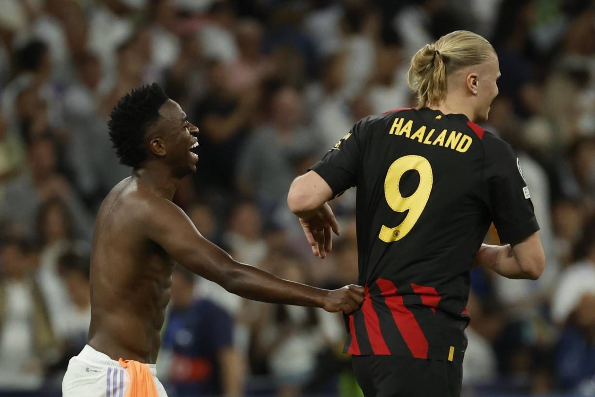 Vinicius lució muy sonriente tras saludar a Erling Haaland.