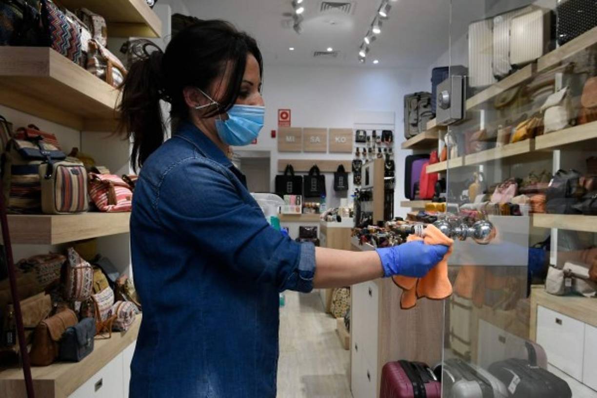 Pequeños negocios, iglesias, museos y terrazas de bares y restaurantes pueden reabrir pero con aforo reducido.