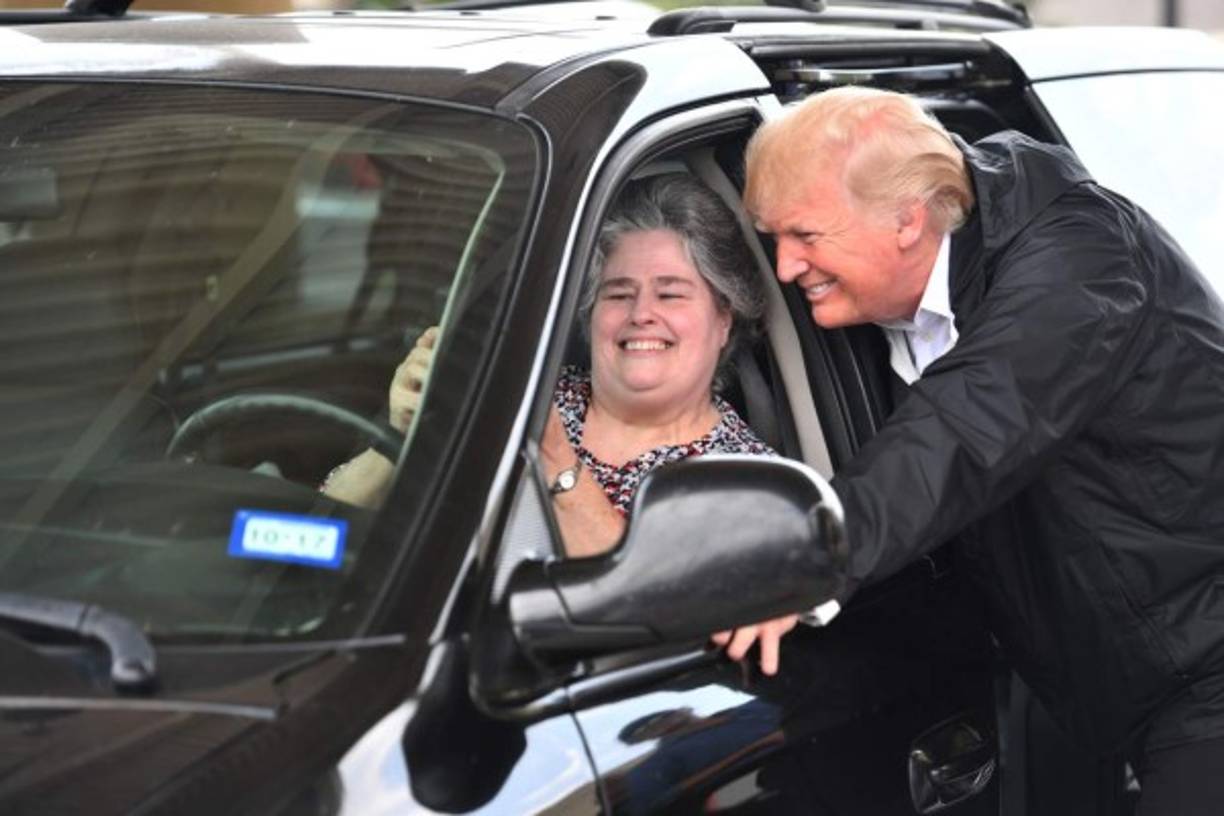 Trump también accedió a hacerse selfies con los voluntarios que llevaron donaciones a una iglesia en Houston.