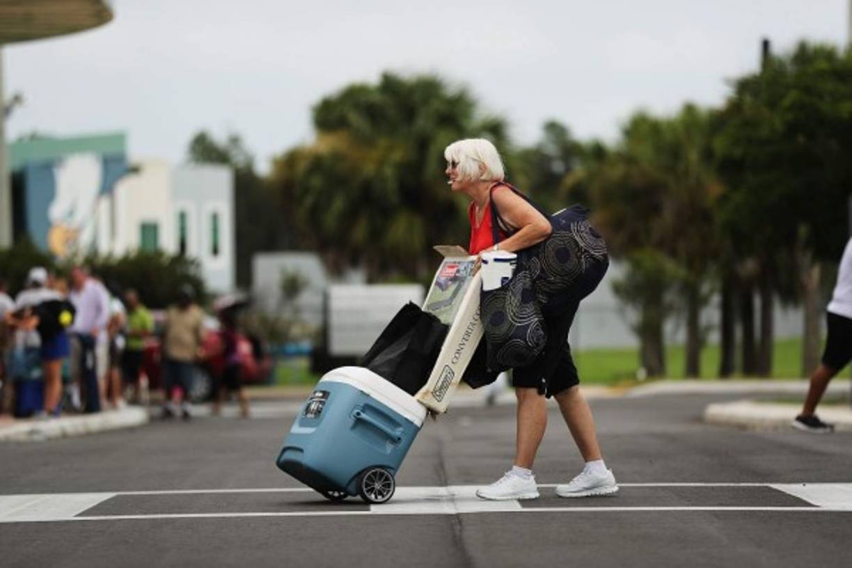 Las rafajas de viento y la lluvia del huracán Irma, ya se siente en diversos puntos de la península de la Florida.