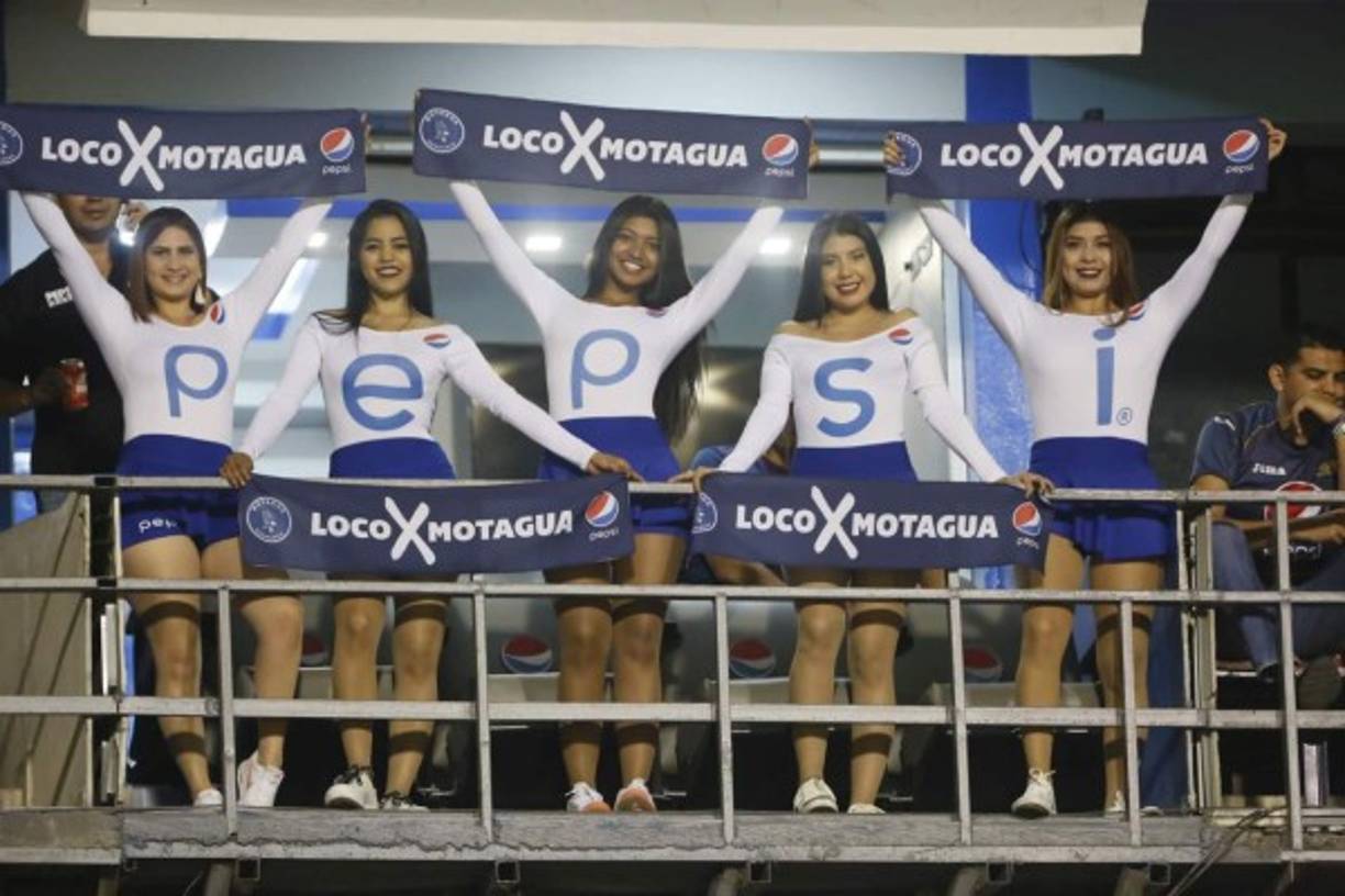 Algunas bellas chicas que adornaron la gran final en el estadio Nacional.