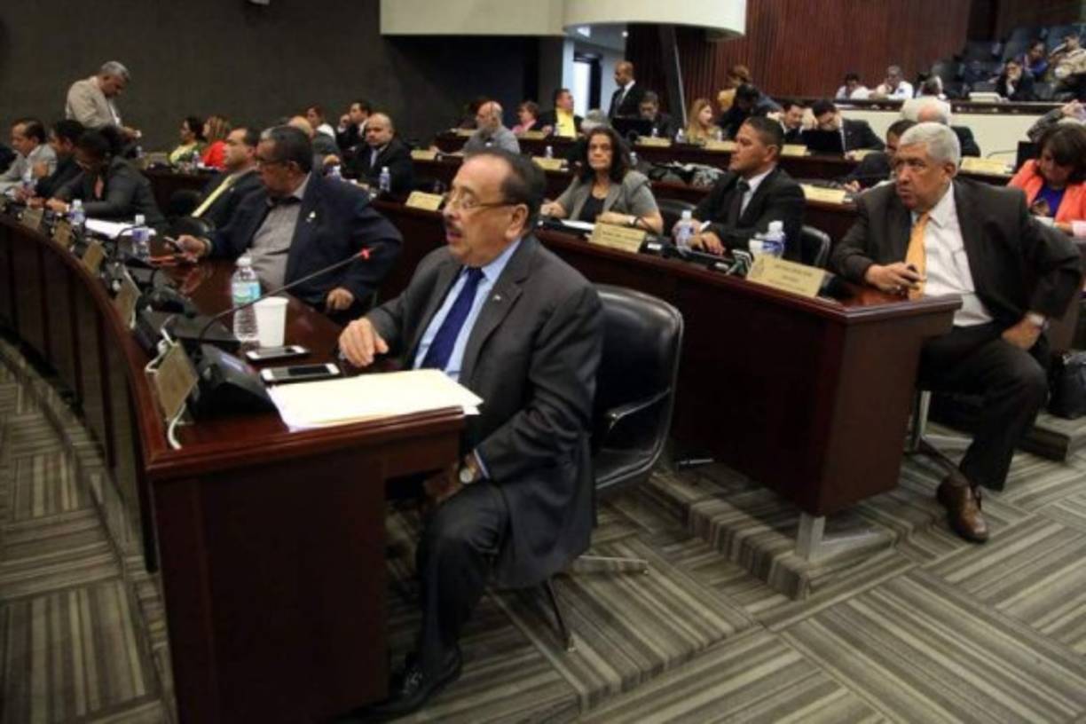 El Congreso Nacional de Honduras aprobó la tarde de este miércoles una reforma electoral que da luz verde a las candidaturas por consenso. La reforma se ha logrado tras una clara alianza que fue apoyada por los nacionalistas y diputados de Libre apoyados por la bancada independiente y el recién creado 'Vamos' logrando 88 votos.