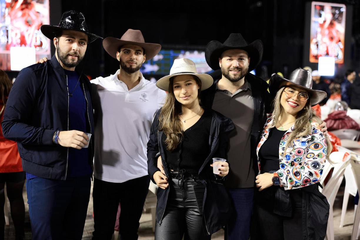 Familias enteras, grupos de amigos, parejas, grandes y jóvenes disfrutaron ayer a los grande del espectacular concierto que ofrecieron Los Bukis, una de las agrupaciones mexicanas más icónicas y queridas de todos los tiempos. Cabe recordar que como agrupación, los Bukis no se presentaban en el país desde hace varios años, sin embargo, su líder, Marco Antonio Solís, sí ha ofrecido varios conciertos como solista en años anteriores. En la imagen: Martín Barcenas, Alejandro Canahuati, Gimaya Clark, Gabriel Argüello y María Penagols. 