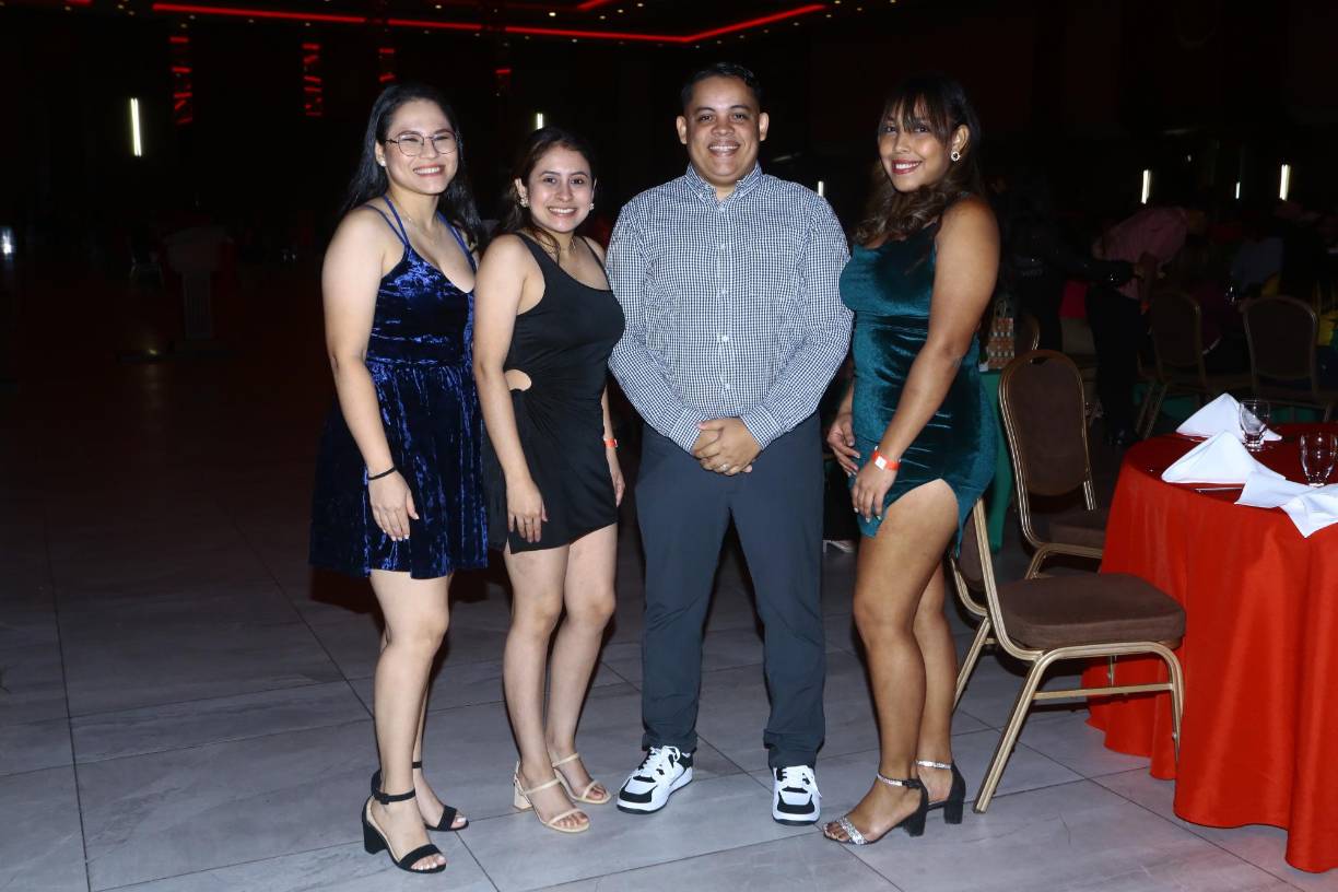 Claudia Valle, Ana Alfaro, Erick Reyes y Roxana Mendoza