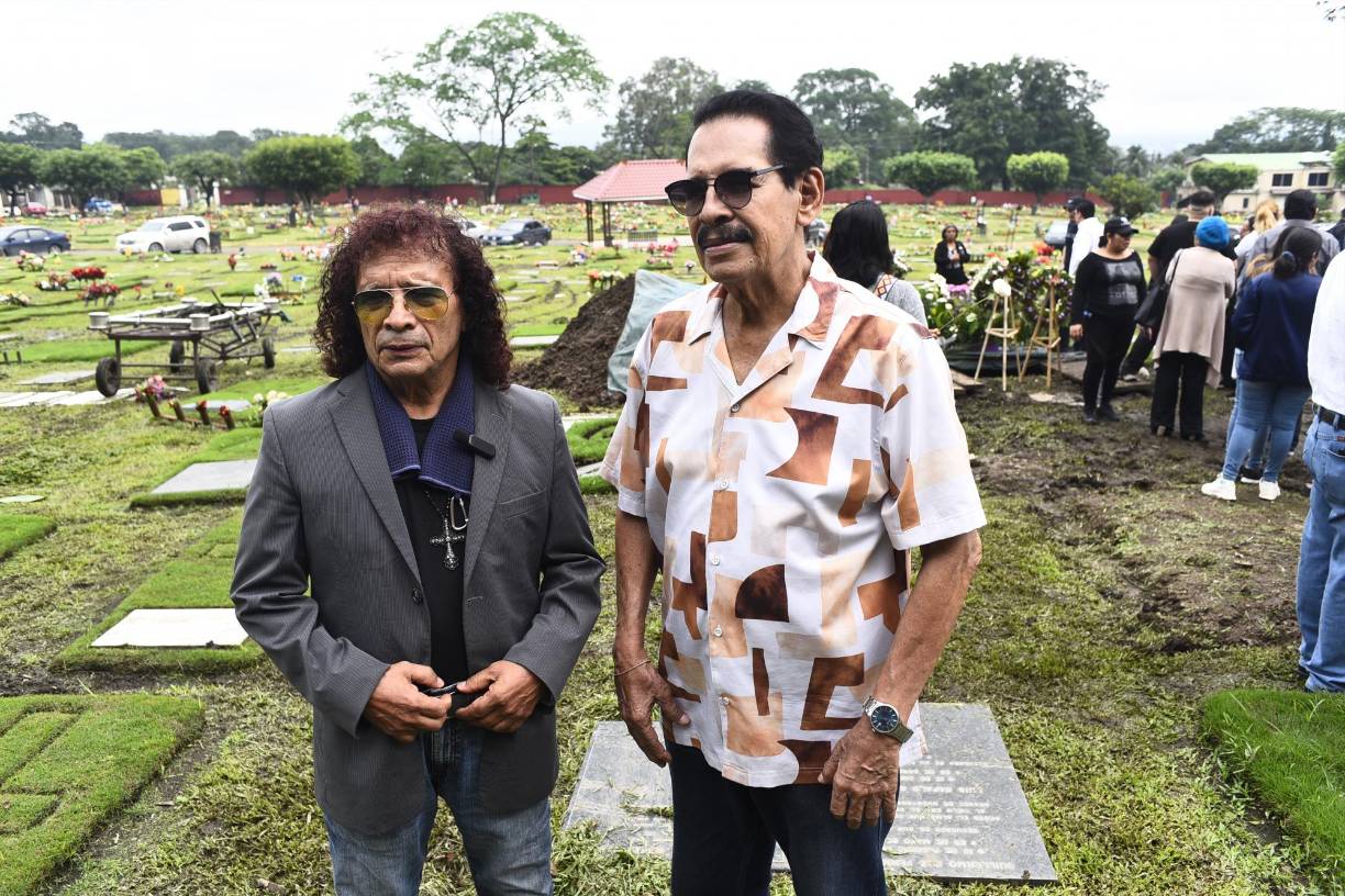 Peter Espinal y Alfredo Sosa Peabody, artistas y amigos del locutor catarcho, también estuvieron presentes en el sepelio. 
