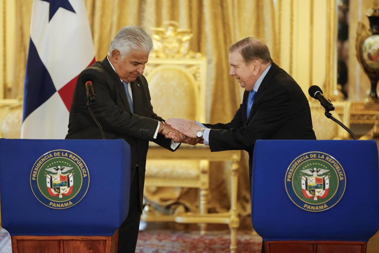 El presidente de Panamá, José Raúl Mulino, saluda al líder opositor venezolano luego de una declaración conjunta este miércoles.