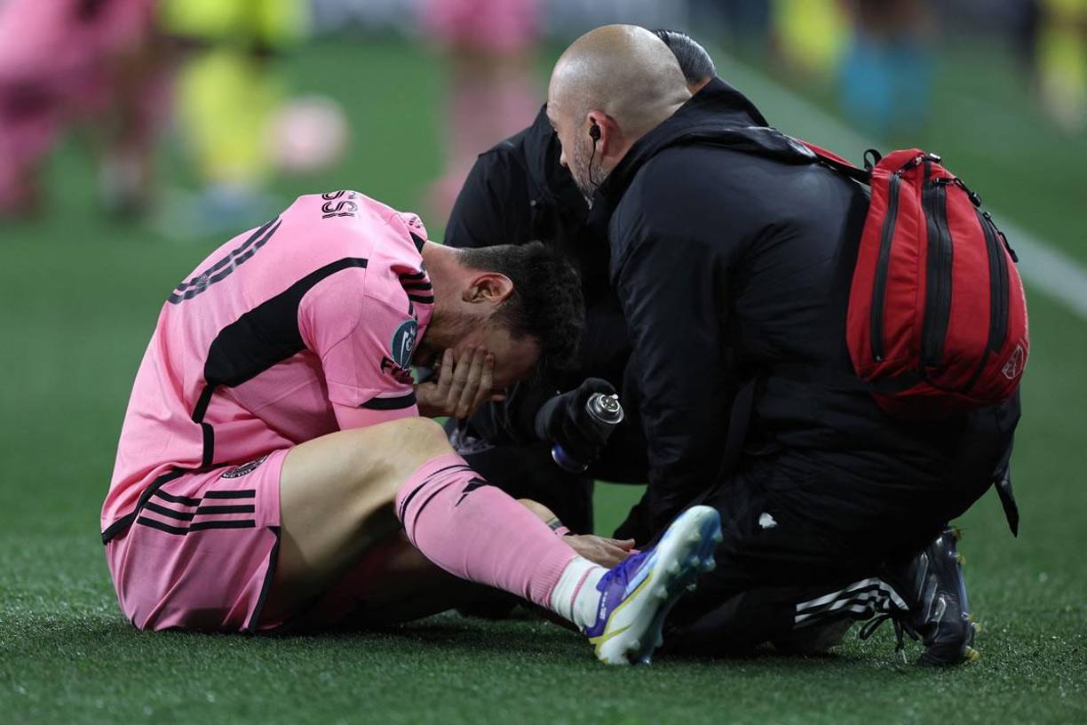 Messi sentía mucho dolor luego de esa dura entrada que recibió.