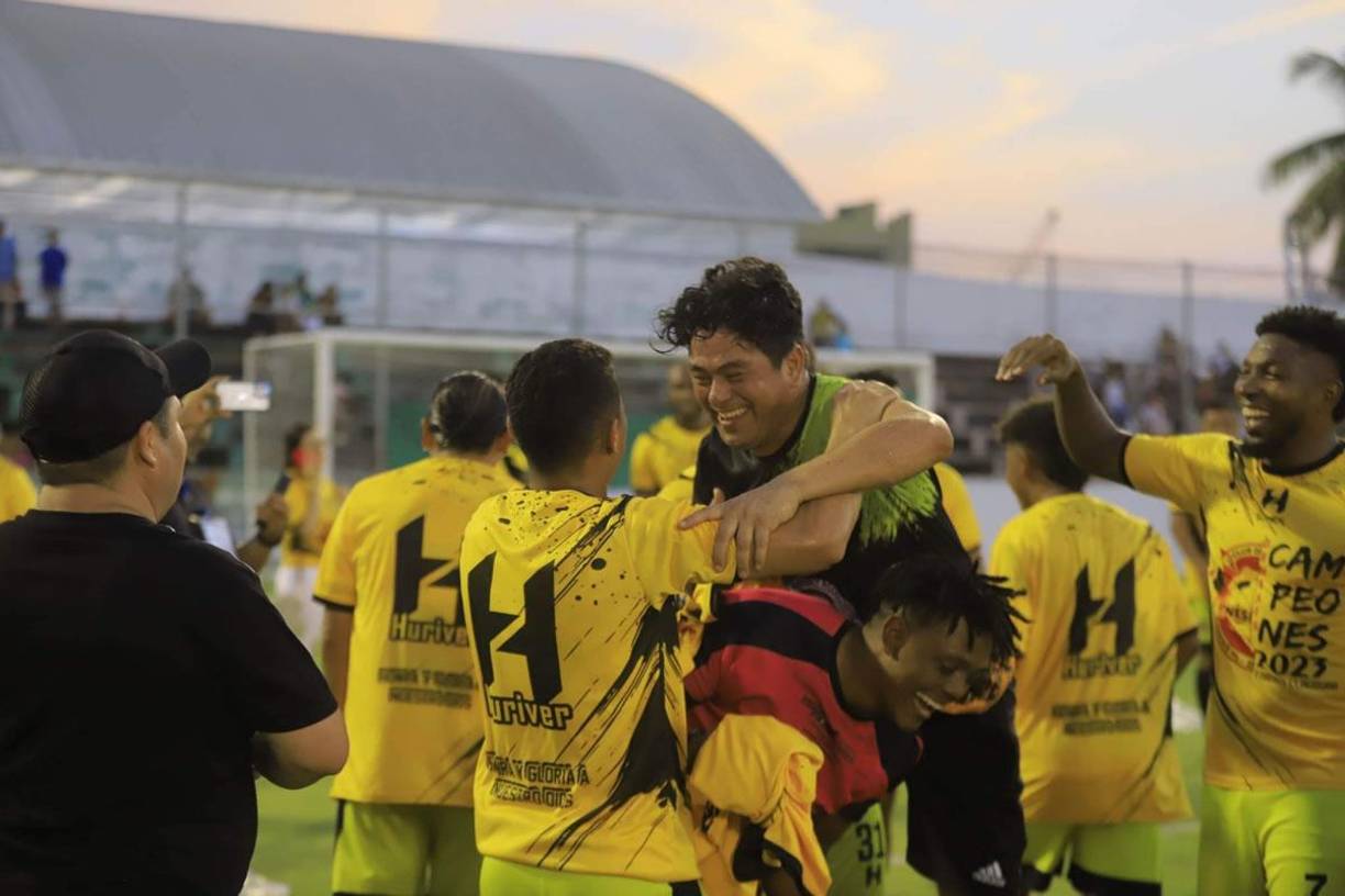 Reynaldo Tilguath, celebró eufórico con sus jugadores tras quedar campeón del Torneo Clausura 2023 de la Liga de Ascenso.