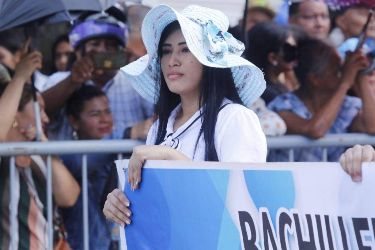 Los bachilleres también con sus representantes.