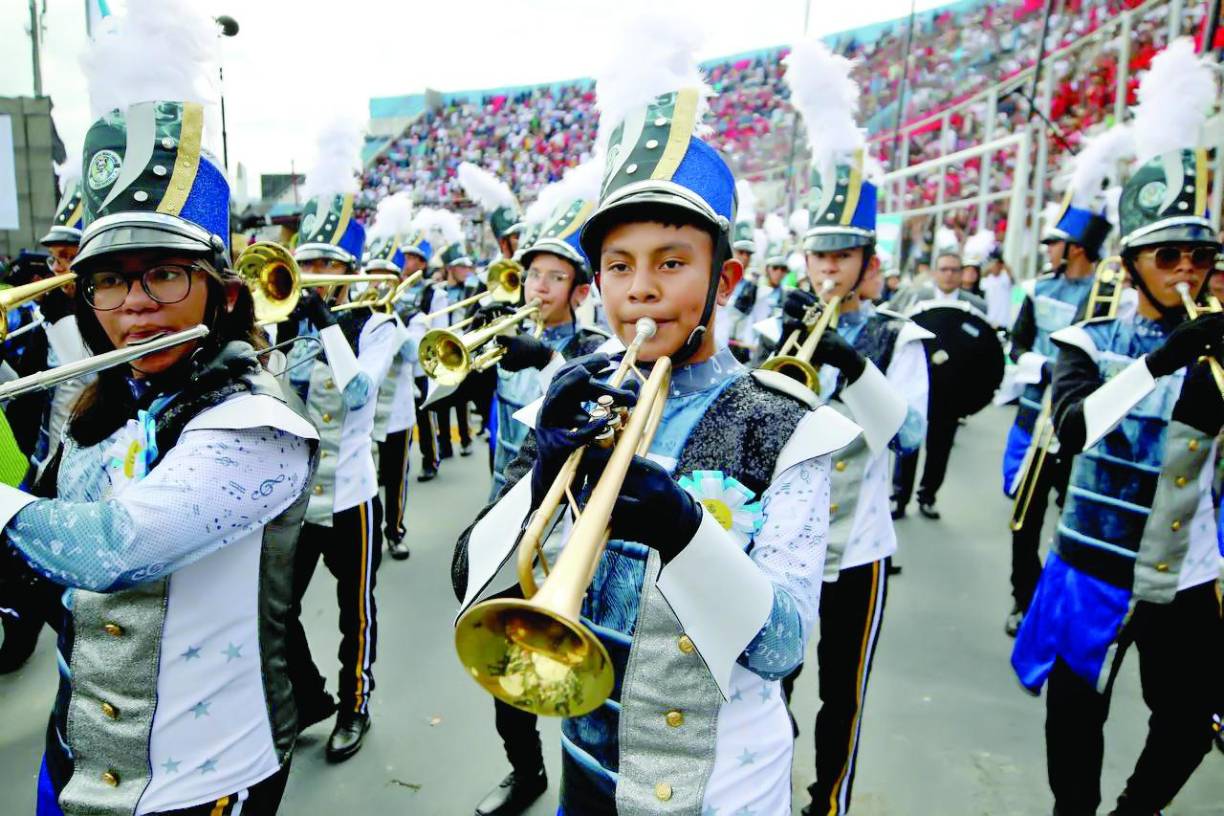 Los miembros de la banda del Instituto Central Vicente Cáceres destacaron por su elegante traje en gris, azul, negro y blanco.