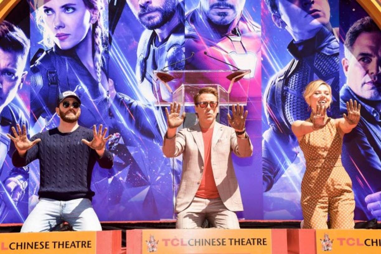 Las estrellas de Los Vengadores: Endgame: Robert Downey Jr., Chris Evans, Mark Ruffalo, Chris Hemsworth, Scarlett Johansson y Jeremy Renner, dejaron este martes plasmaron su huella durante una ceremonias celebrada este 23 de abril en El Teatro Chino de Hollywood.