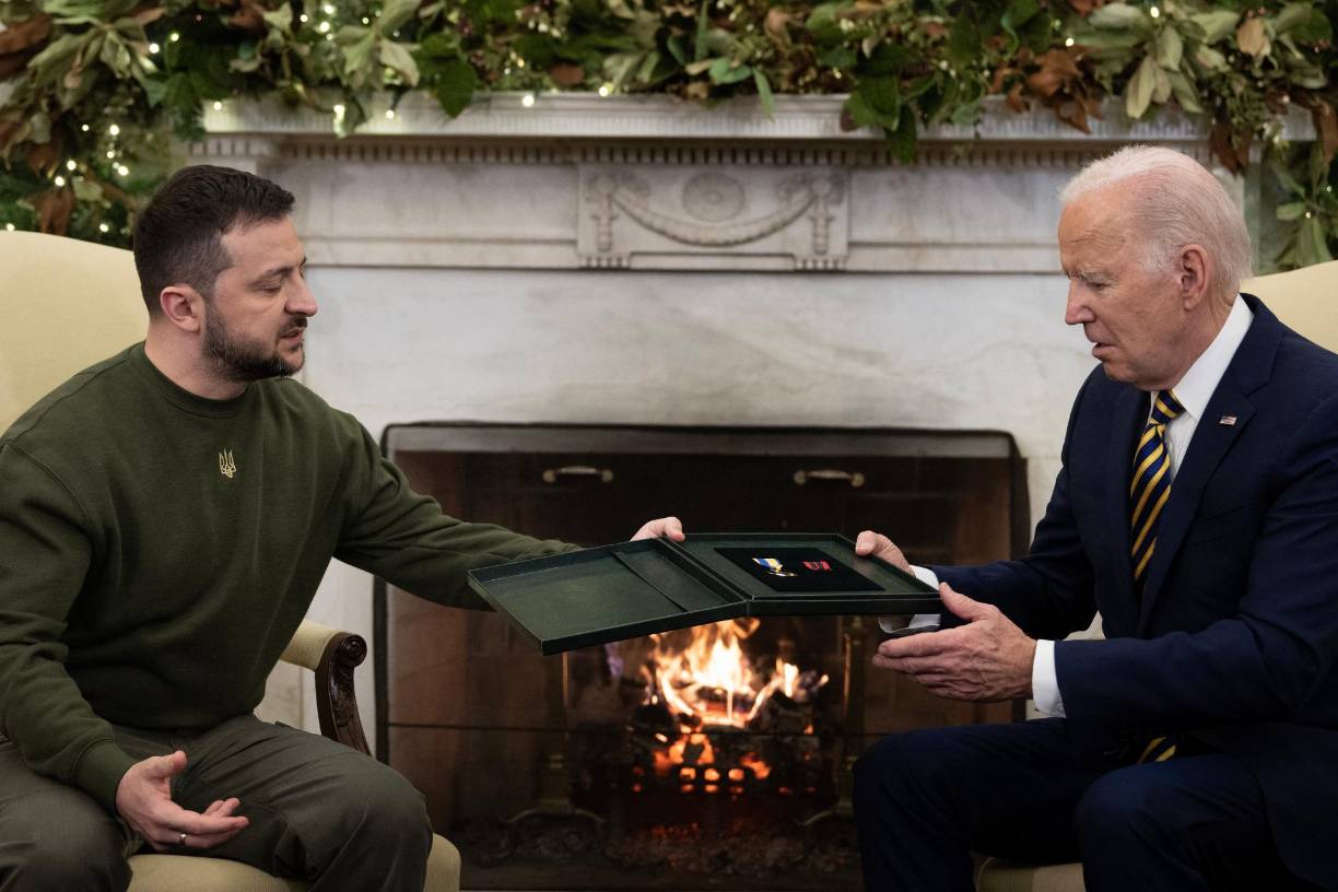 Zelenski entregó a Biden una condecoración de un capitán de las Fuerzas Armadas ucranianas, que quería que el mandatario estadounidense tuviera ese reconocimiento. 