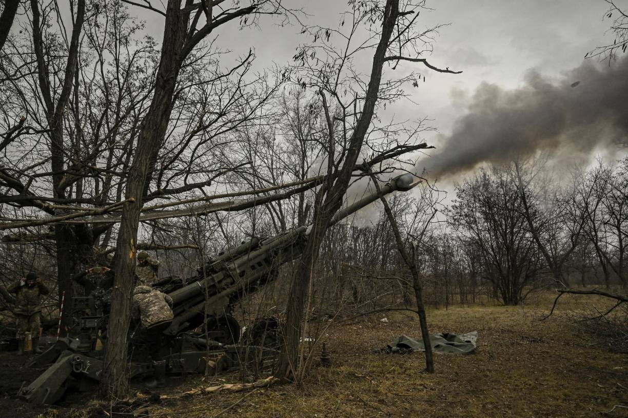 Ukrainian servicemen fire towards Russian positions with a 155mm M777 Howitzer artillery weapon on the front line somewhere near the city of Bakhmut on March 11, 2023 amid the Russian invasion of Ukraine. (Photo by Aris Messinis / AFP)