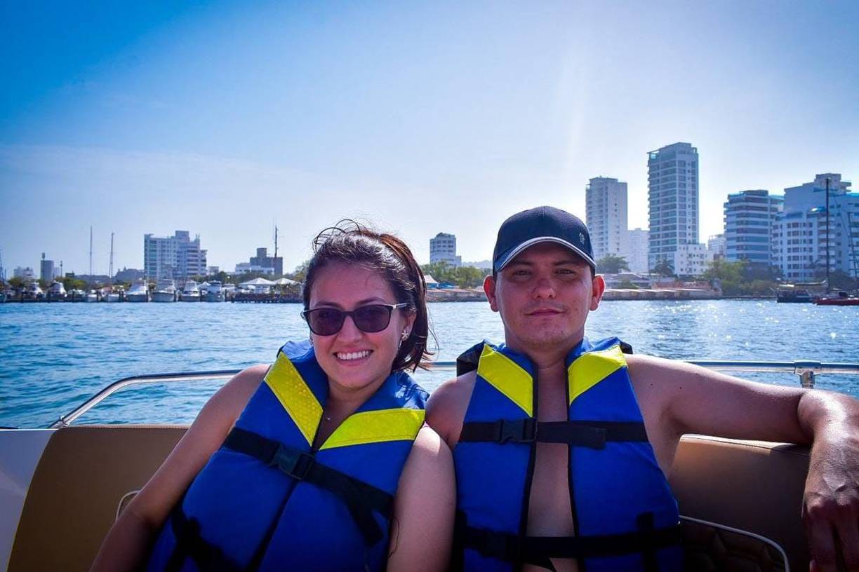 La abogada Lisseth Aylin Haz Solano, de 29 años, pierde la vida tras un ataque armado en Quinsaloma, Ecuador. Edwin M., esposo de Lisseth, se encuentra en estado crítico tras recibir múltiples disparos en el ataque.