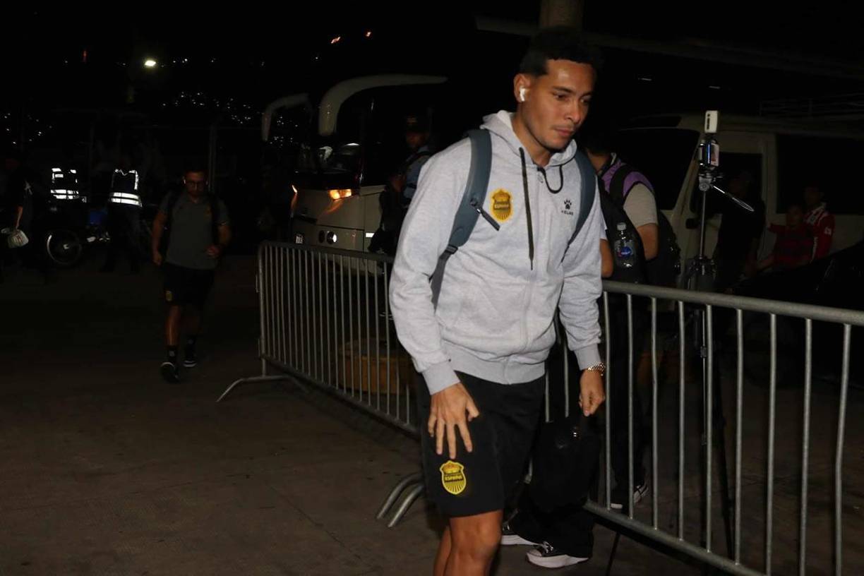 Jhow Benavídez llegando al estadio Nacional Chelato Uclés para el Clásico ante Olimpia.
