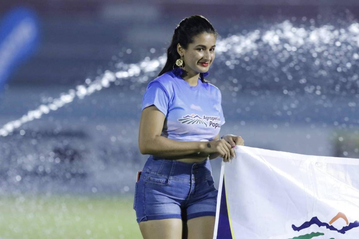 Esta hermosa chica sonrió ante el lente de Grupo Opsa. 
