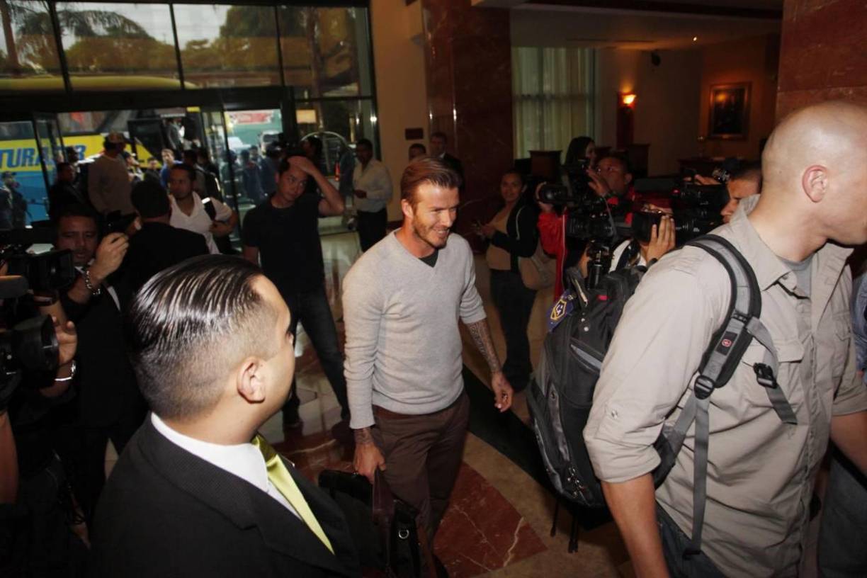 Muchos fanáticos esperaban a David Beckham en el hotel de concentración del LA Galaxy.