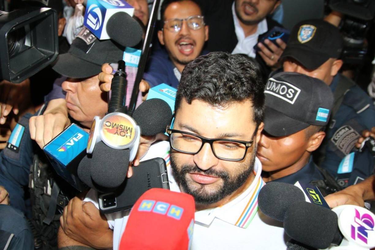 Agregó que se siente “protegido” en una unidad especial de la Policía Nacional, en Tegucigalpa, a la que fue remitido el domingo por un juez anticorrupción que le dictó detención judicial, y le fijó una nueva comparecencia para el 23 de agosto, para la primera audiencia de declaración de imputado, “pero no me siento protegido por las arbitrariedades que se están cometiendo desde el Ministerio Público (Fiscalía)”.