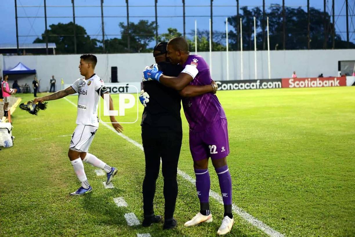 El abrazo de Hernán Medford y ‘Buba‘ López antes del inicio del partido.