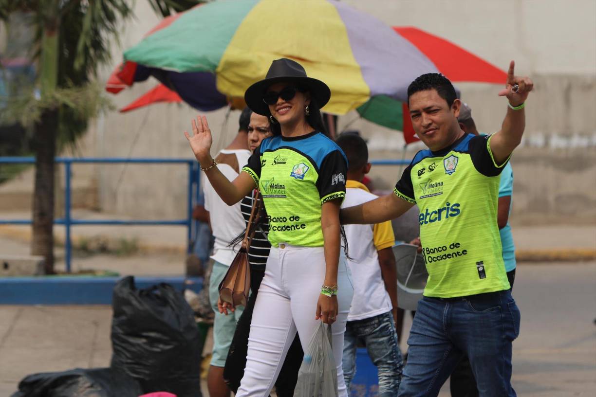 ¡Con todo el estilo! Los hinchas llegaron identificados con la piel de su equipo.