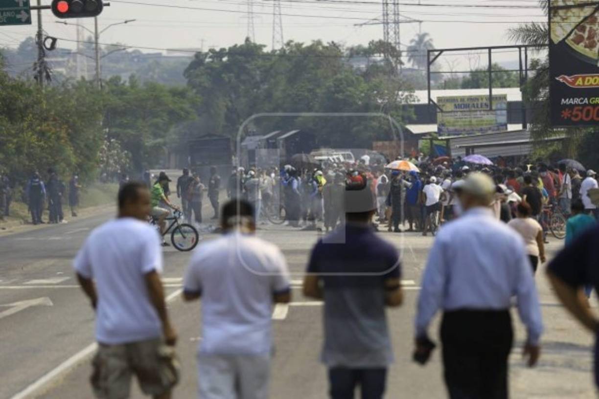 Según los pobladores de este sector desde hace varios días les han prometido llevarles alimento, pero hasta el momento no ha sucedido.