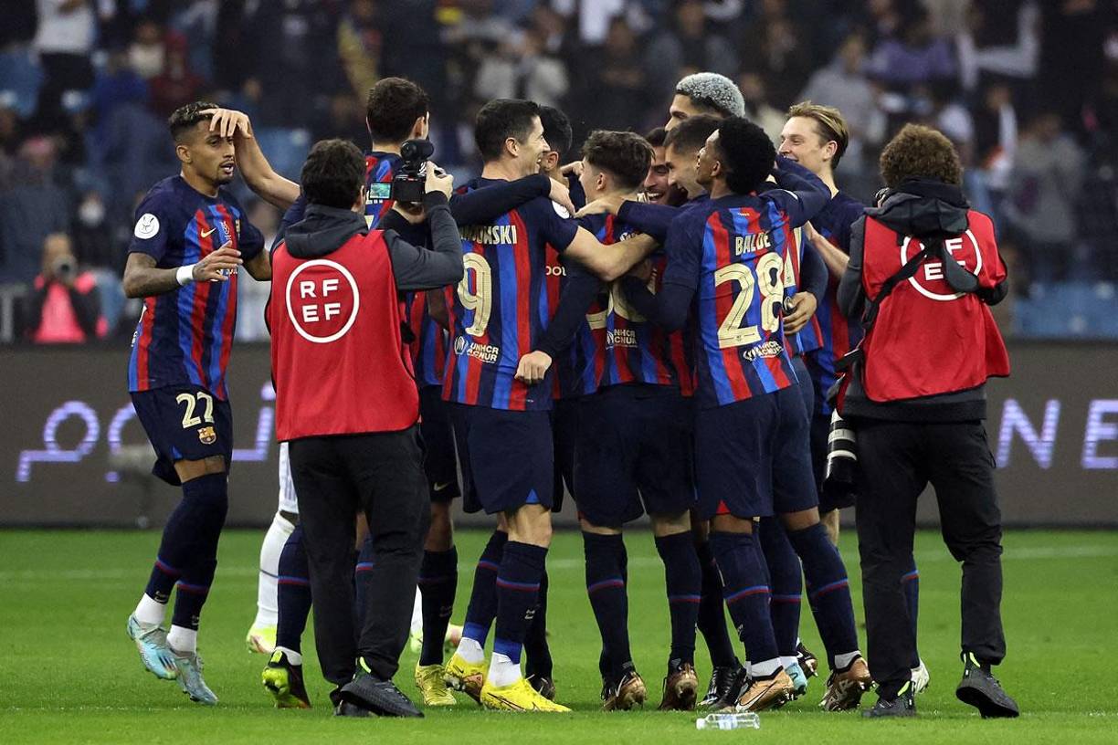 Los jugadores del Barcelona celebrando el triunfo al final del partido contra el Real Madrid.