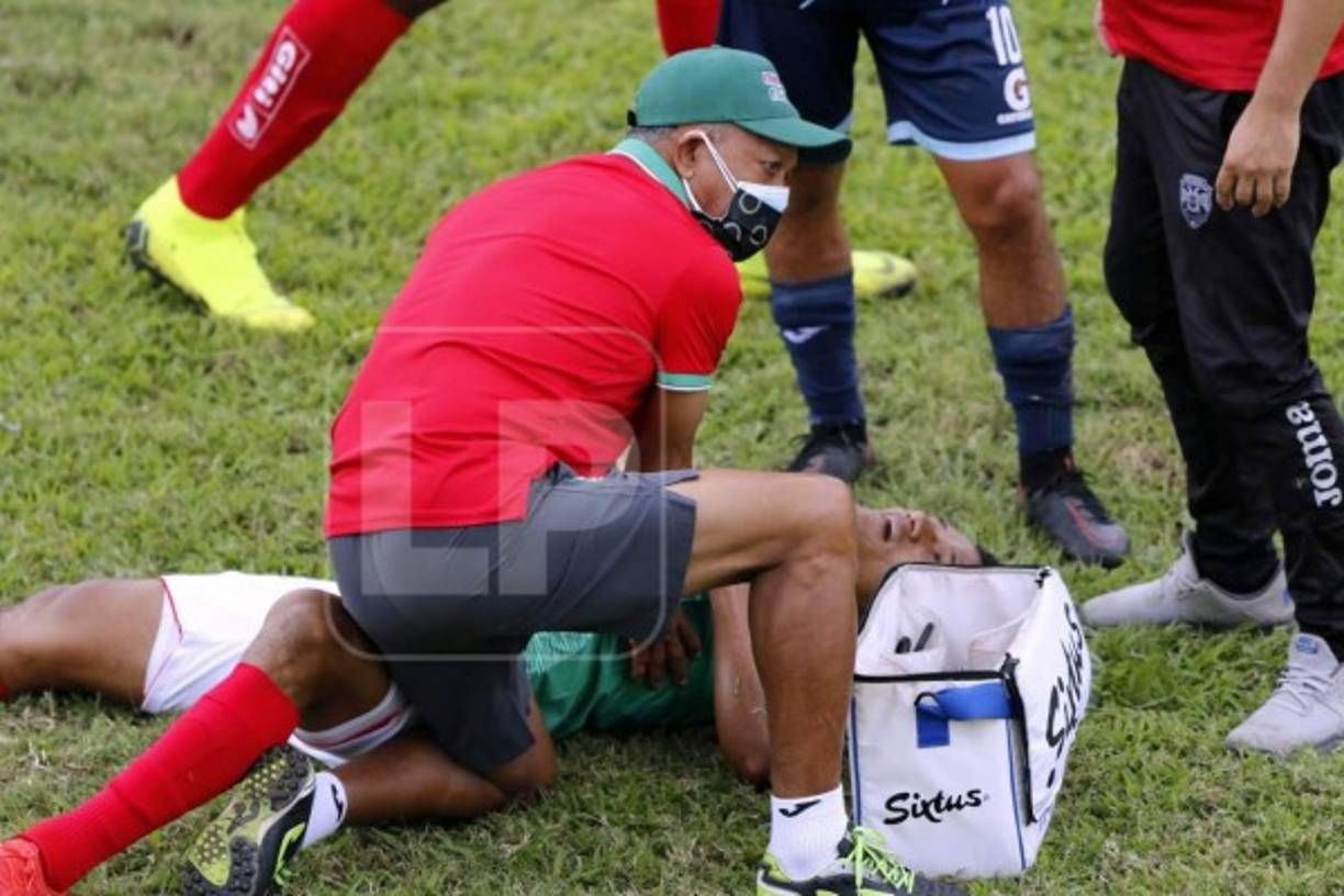 El mediocampista Luis Garrido dio el susto durante el partido tras un golpe. Fue atendido por el kinésiologo Gustavo 'Maní' Suazo.