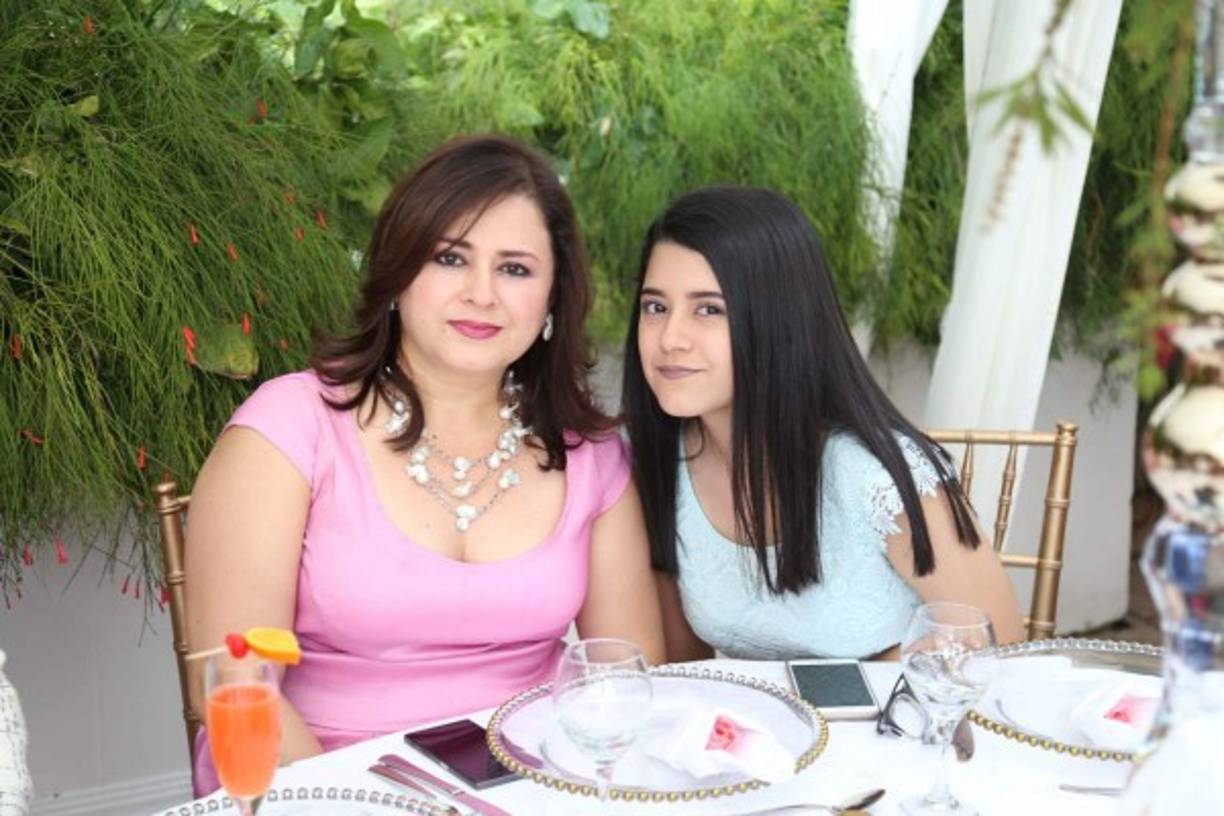 Ivonne Olivera y Clereth Obando.