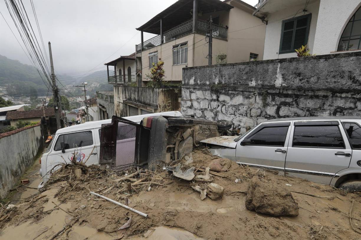 Dramáticas imágenes de la zona de desastre en Brasil tras torrenciales lluvias que dejan un centenar de muertos