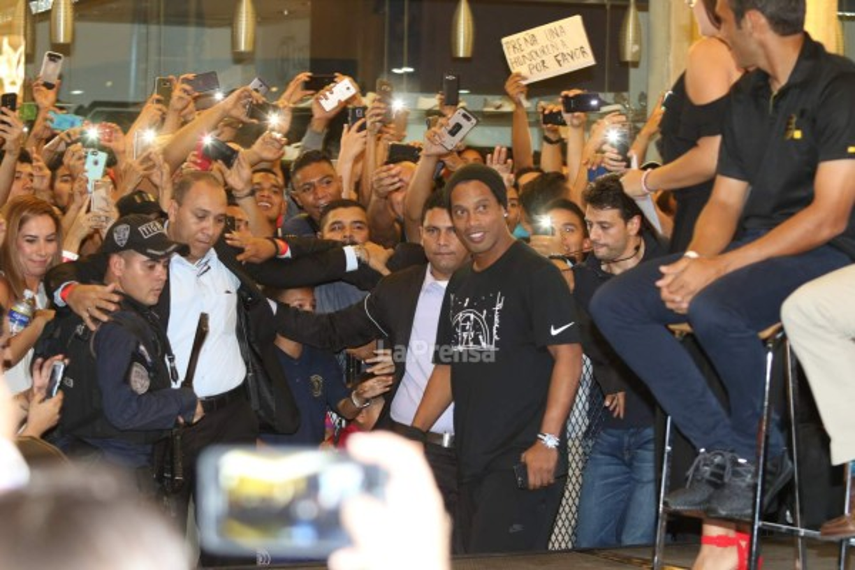 La presencia de Ronaldinho Gaucho causó una euforia total en los aficionados hondureños que tuvieron que esperar horas para poder conocer a la estrella
