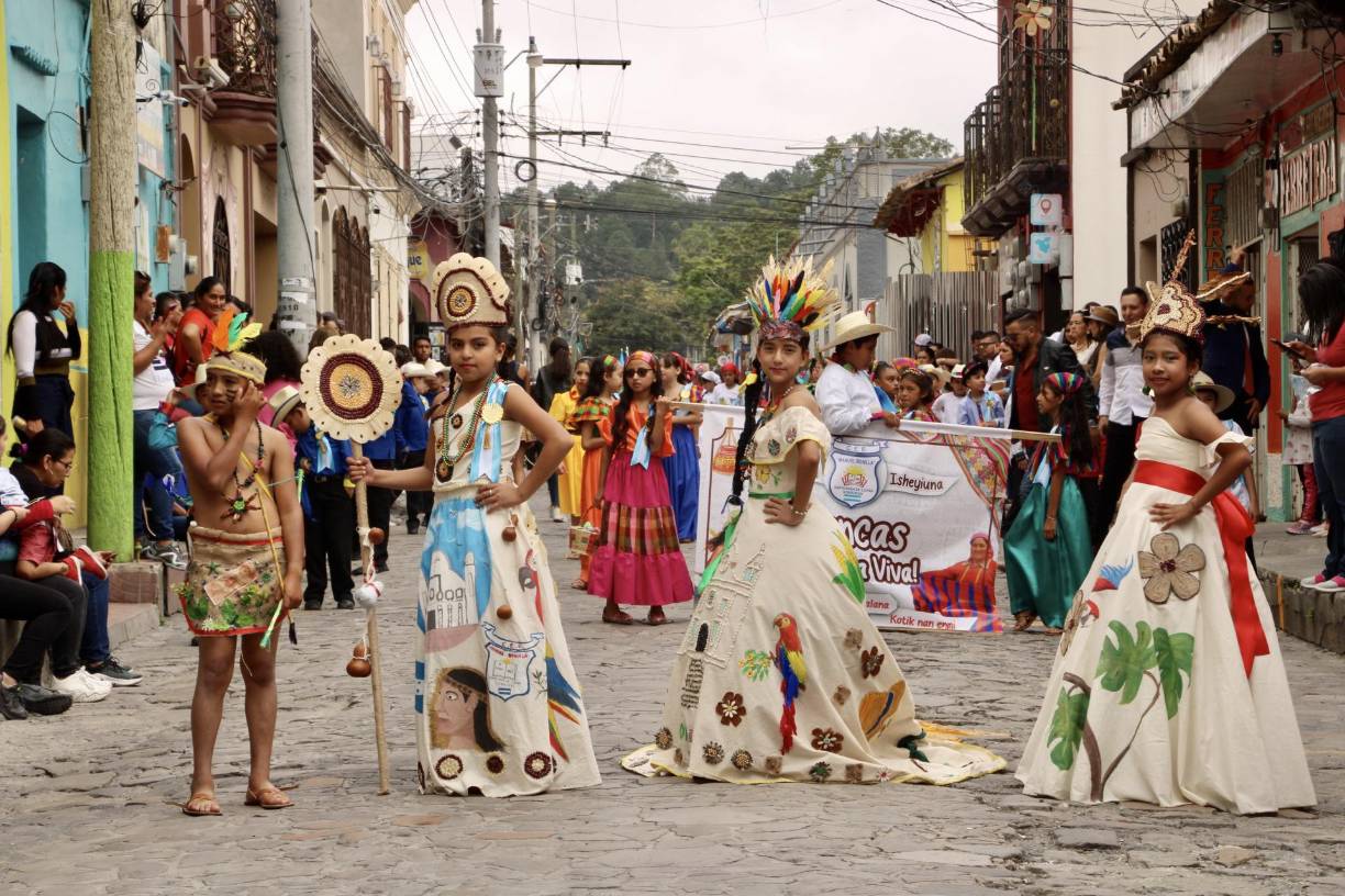 El desfile de los centros de educación básica de Santa Rosa de Copán no solo fue una muestra de patriotismo y dedicación, sino también una celebración de la riqueza cultural y la diversidad.
