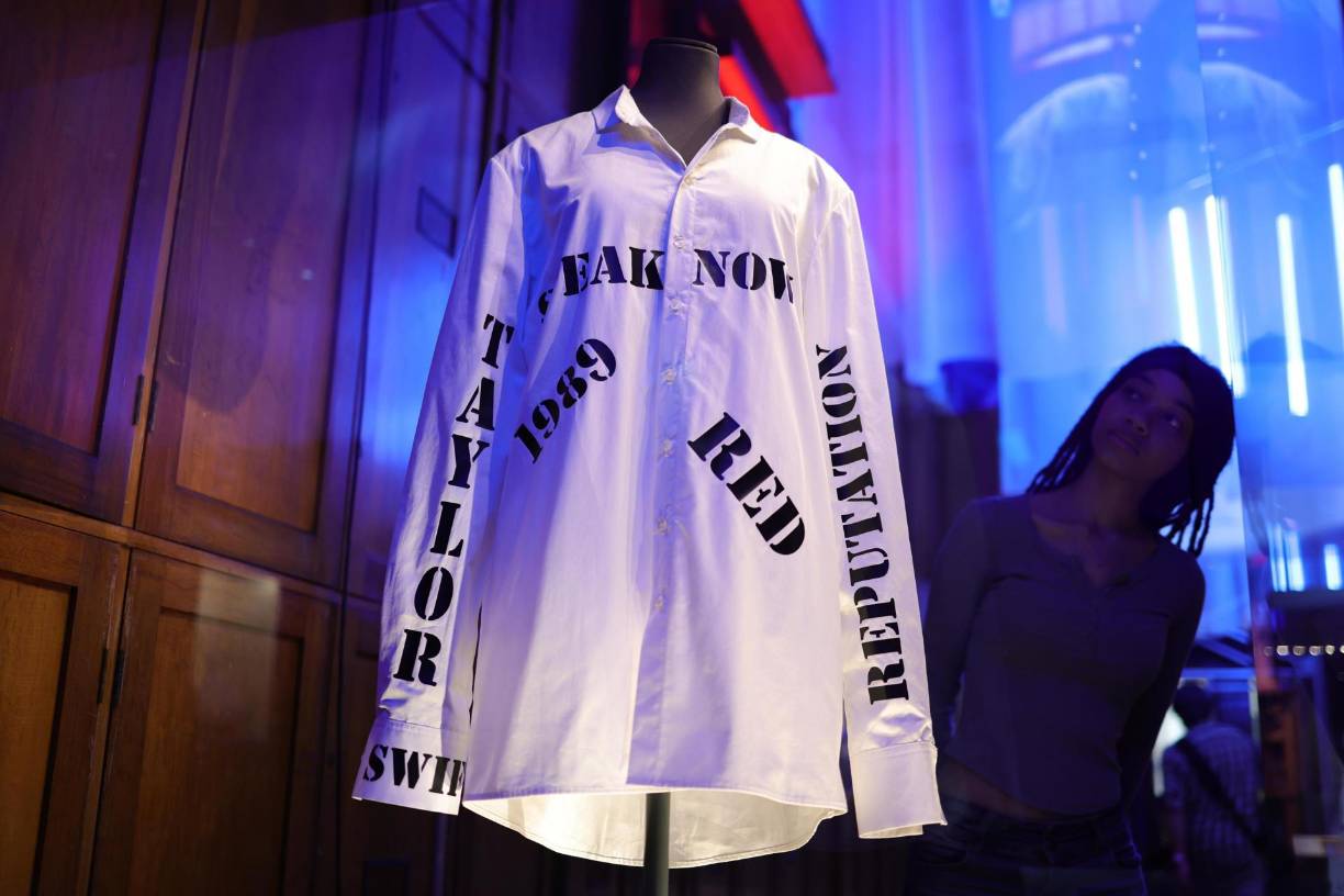 La segunda, ‘Reputation’, exhibe la ropa que Swift vistió en su primera gira de estadios, con una música y unas letras más combativas y una estética que la propia cantante definió como “gótico-punk”, con un motivo decorativo de serpientes.